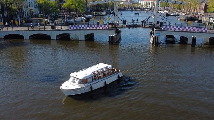 Amsterdam: Saloon Boat Cruise With Unlimited Drinks
