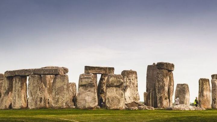 Stonehenge and Cotswold Villages Full-day Tour from Bristol