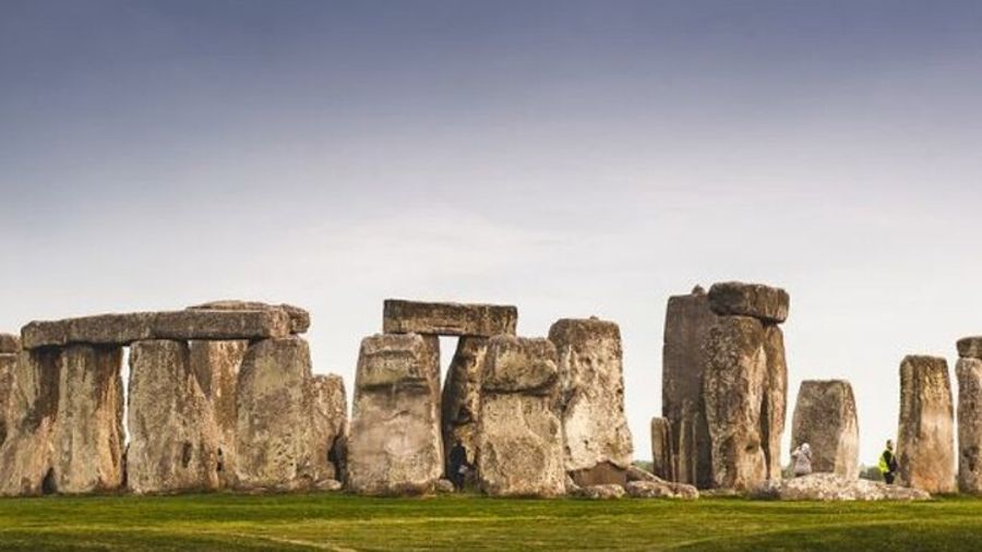 Stonehenge and Cotswold Villages Full-day Tour from Bristol