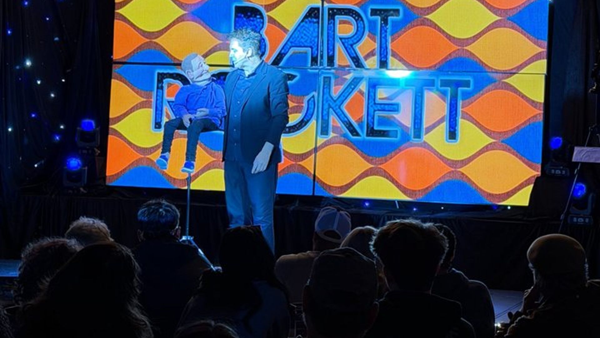 Expérience de spectacle de magie et d'humour immersif en direct