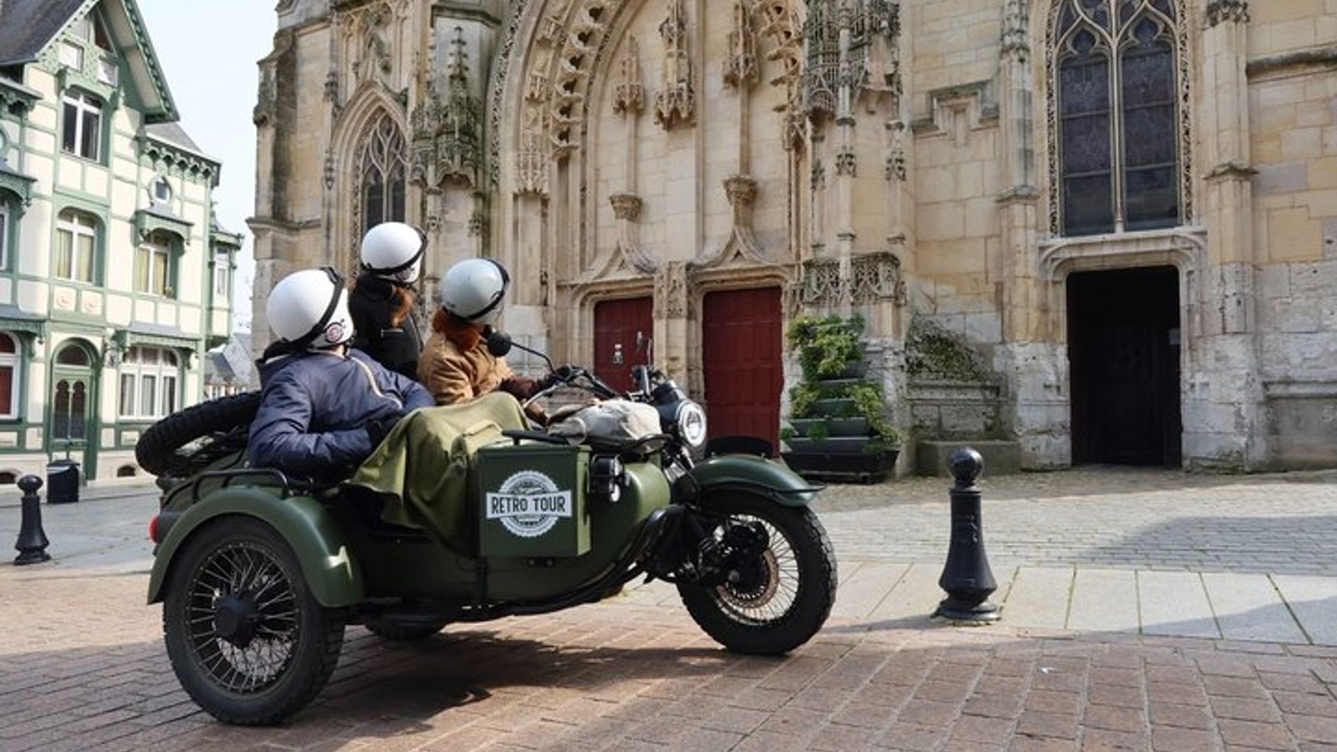 Küstentour durch die Normandie in einem Oldtimer-Motorrad-Beiwagen