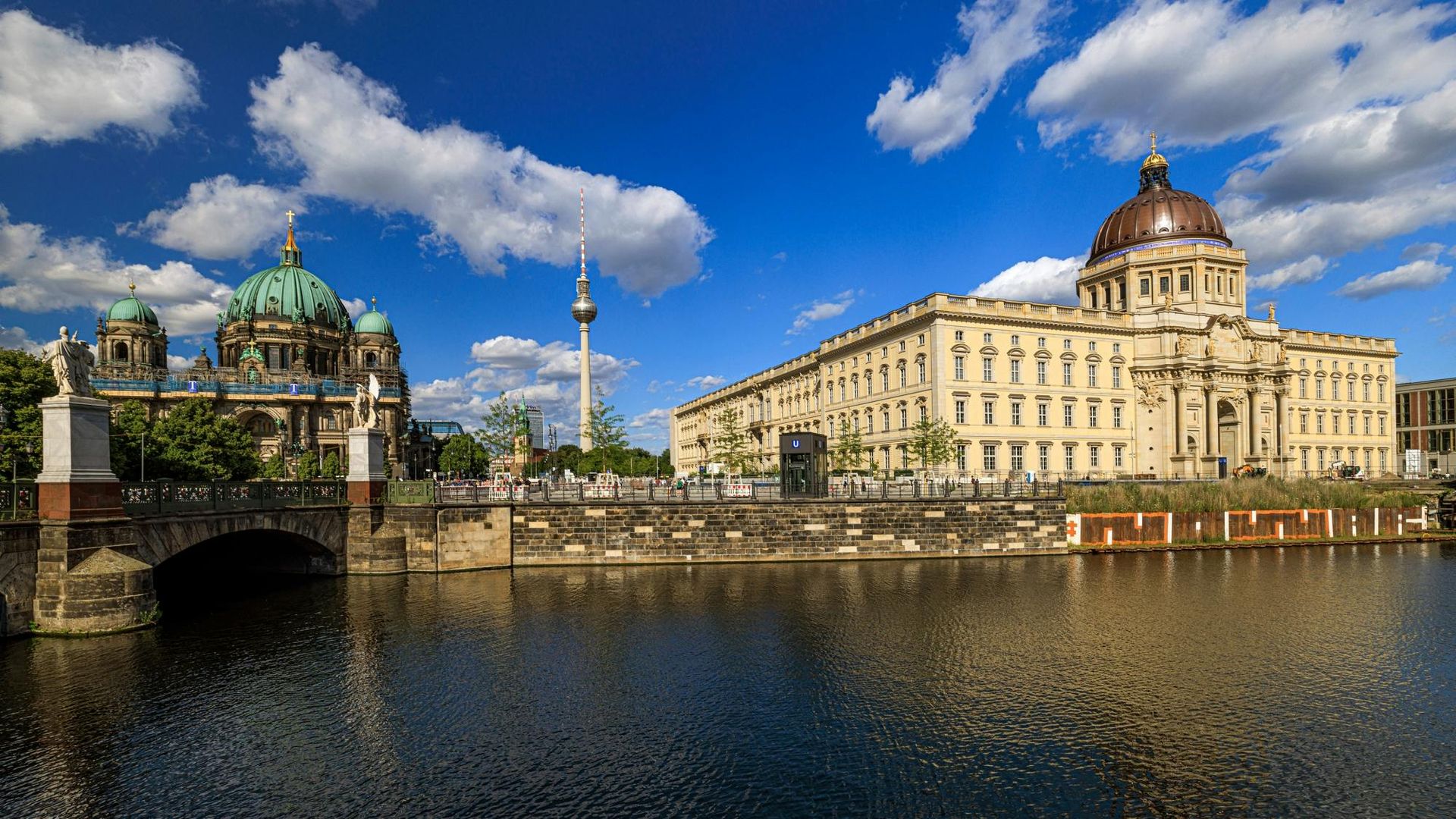 Historic Berlin guided walking tour with Museum Island pass