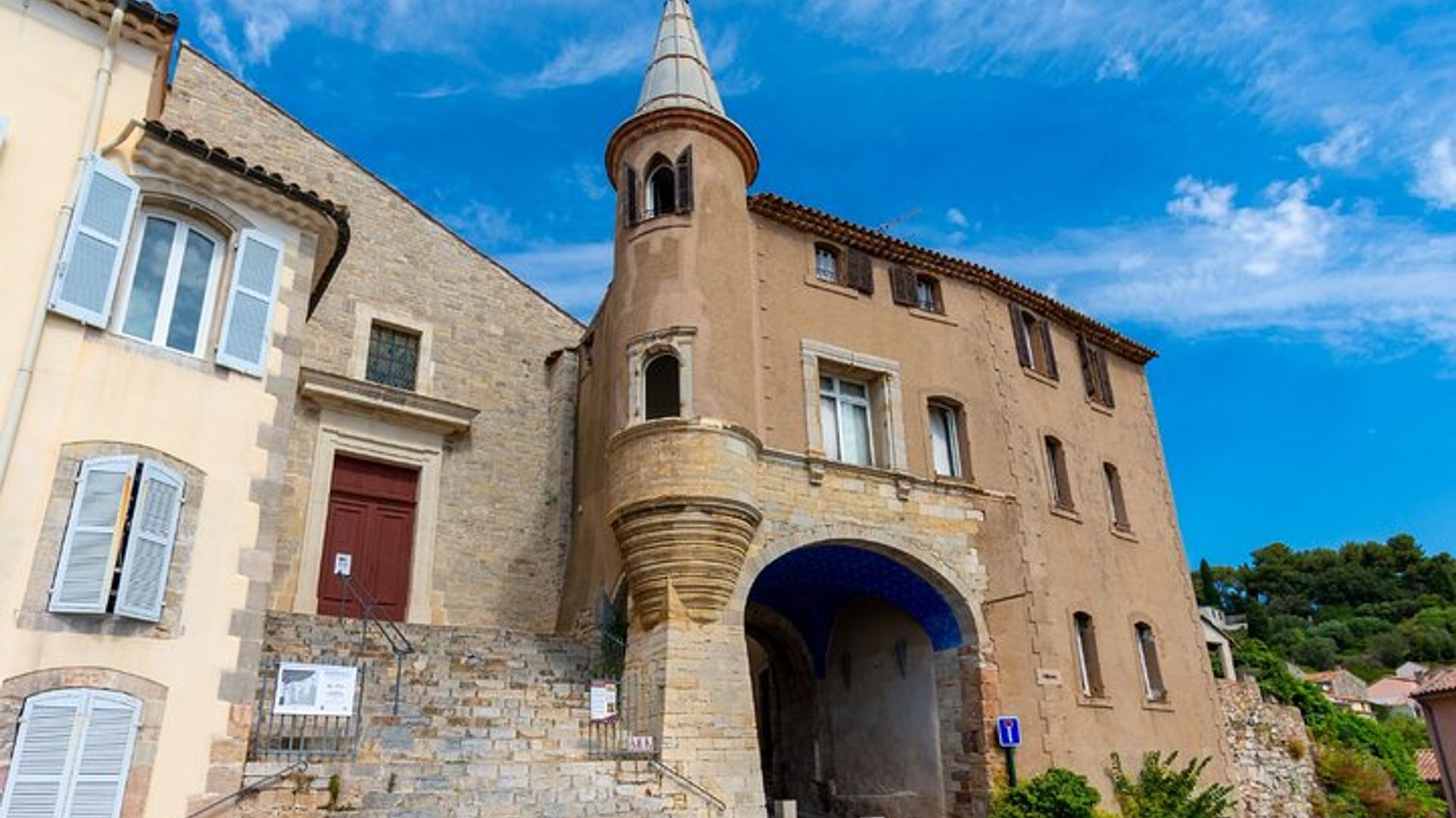 Hyères: 1h40 audio guided walking tour and 18 audio commentaries