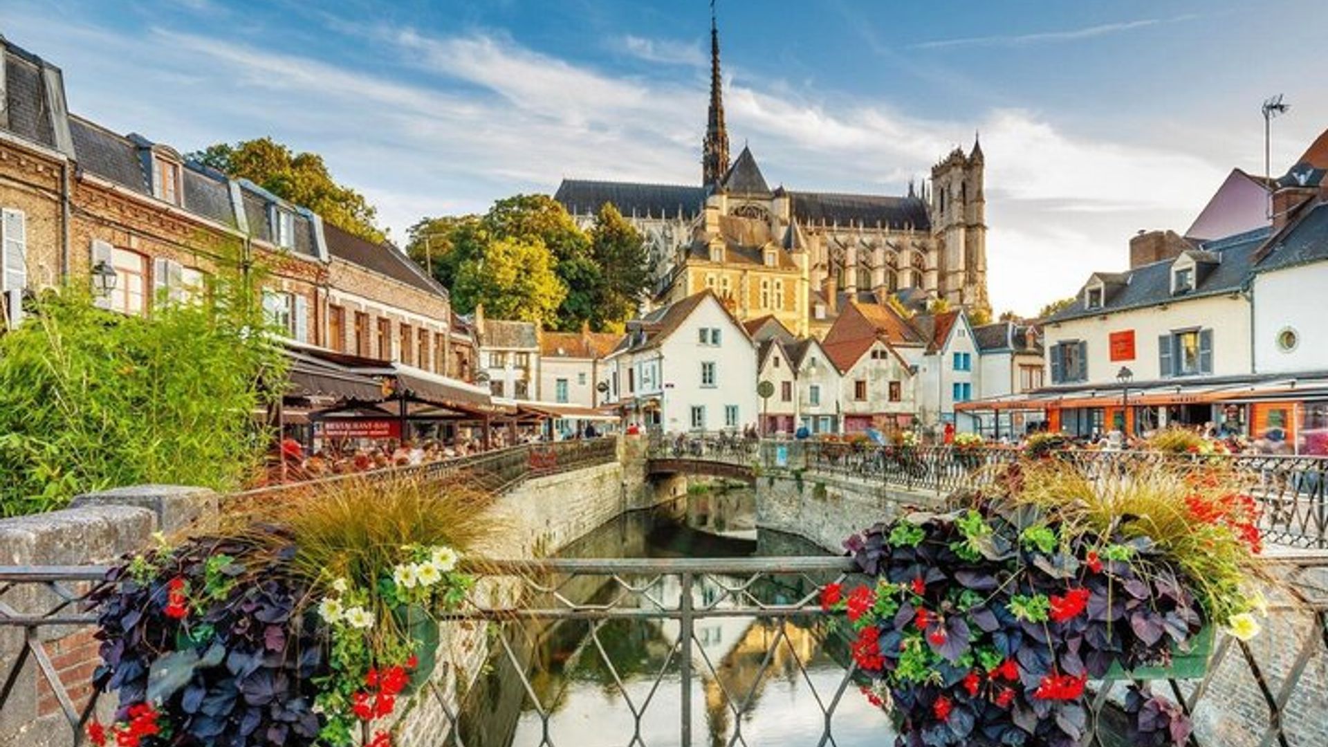 Paseo por la ciudad de Amiens con audioguía en 7 idiomas en tu teléfono