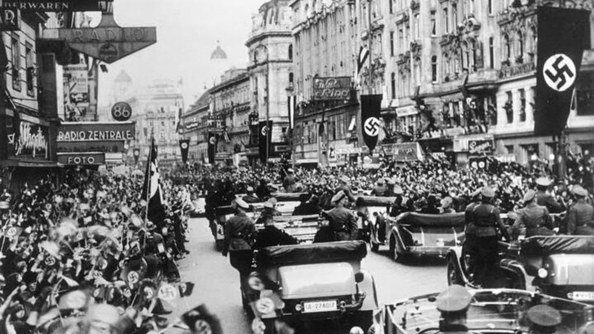 Historical Hitler Walking Tour of Vienna