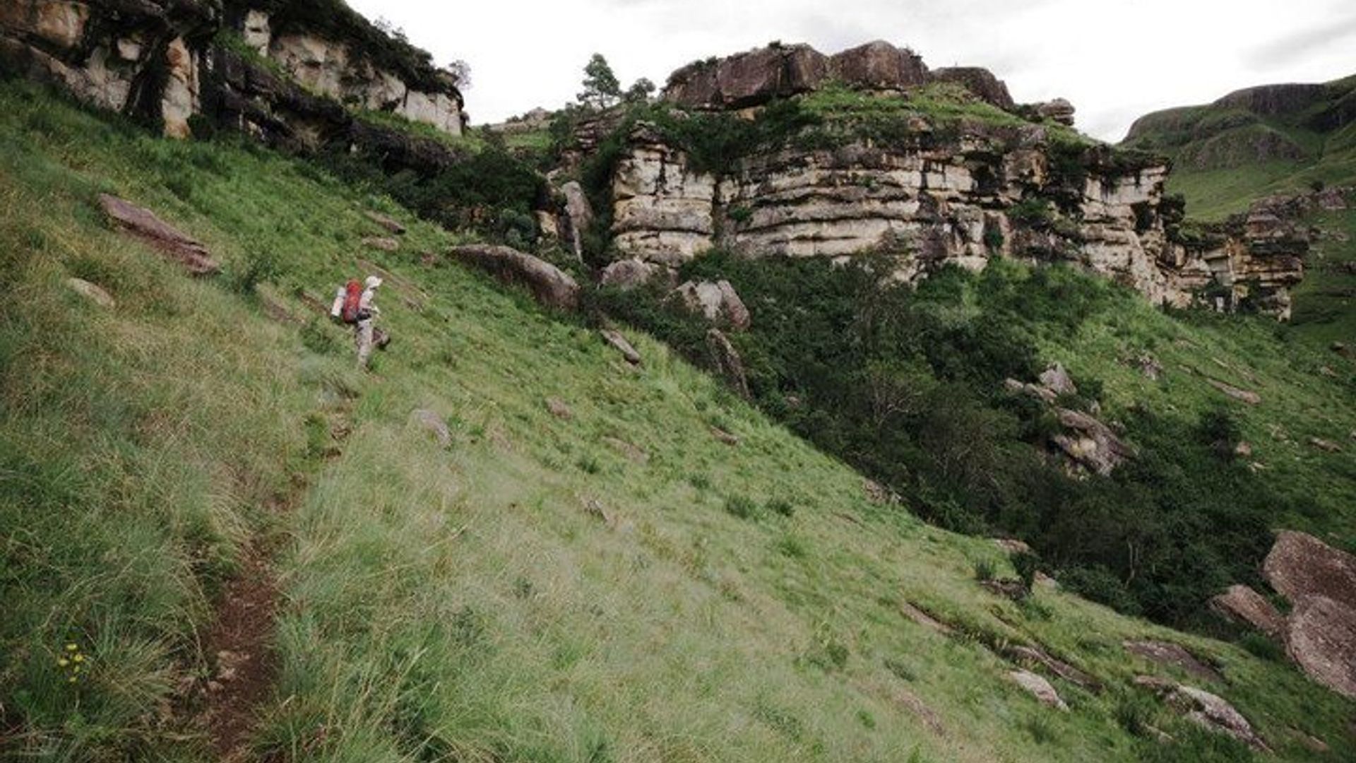 เดินป่าและพักค้างคืนในถ้ำใน Ukhahlamba Drakensberg