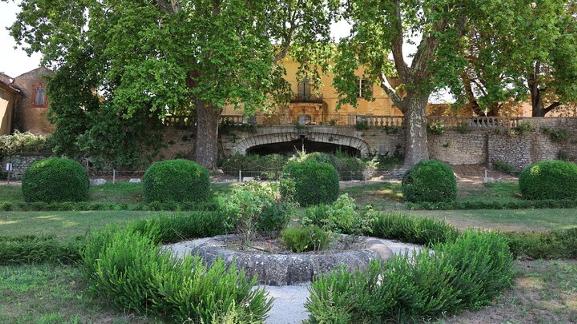 Les vins du Luberon, l'huile d'olive Château de Lourmarin & Bastide du Laval