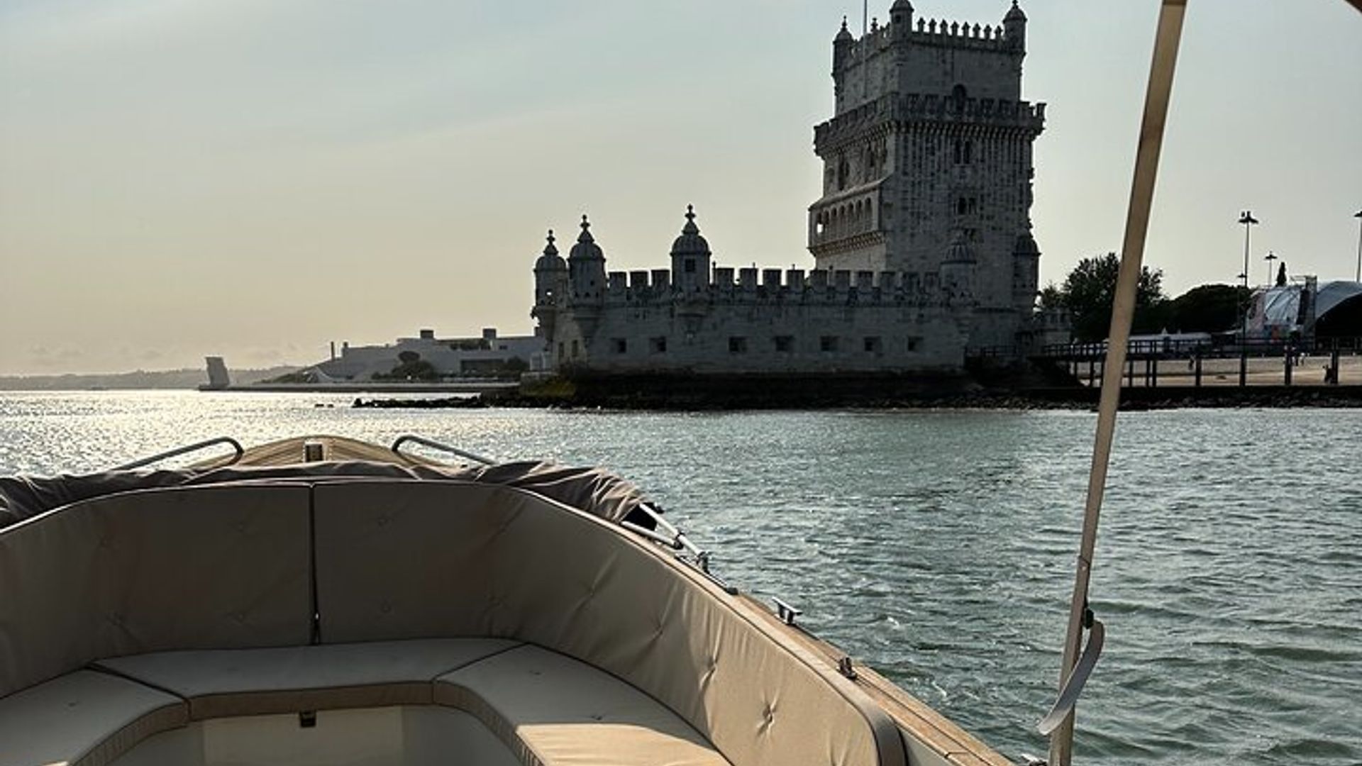 Croisière en bateau du Tage en petit groupe à Lisbonne avec pizza et bar ouvert