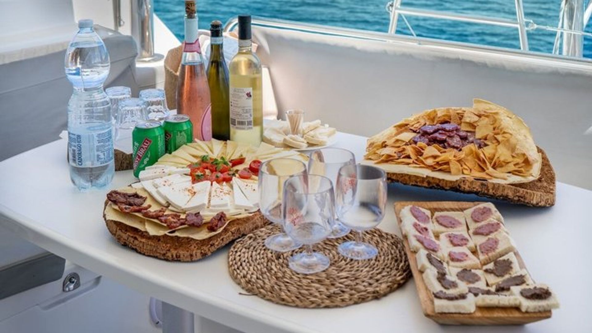 Un tour in barca di un'intera giornata alle isole Maddalena, in piccoli gruppi, con pranzo.