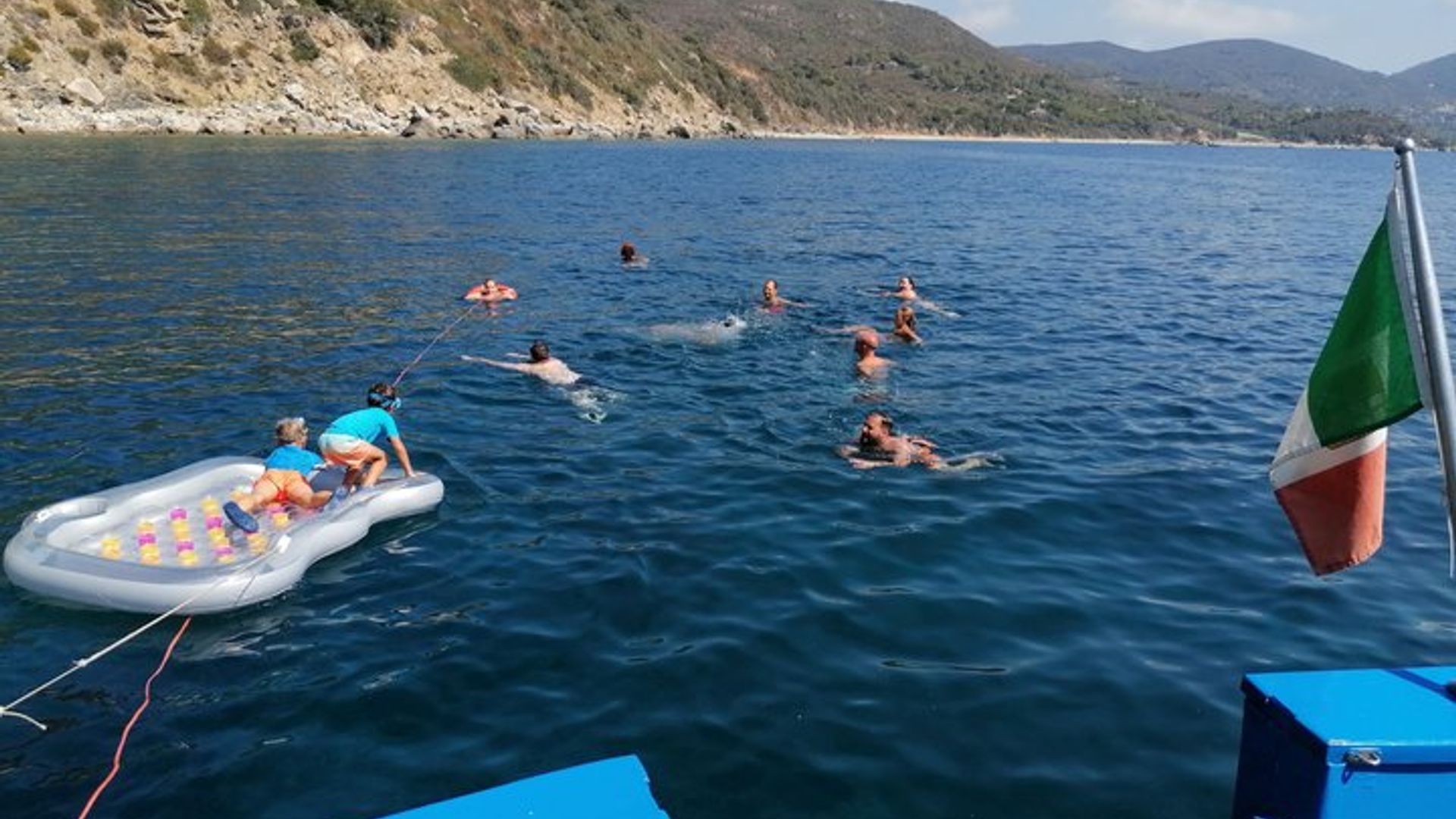 Turismo de pesca en la isla de Elba con aperitivo y cena a bordo.