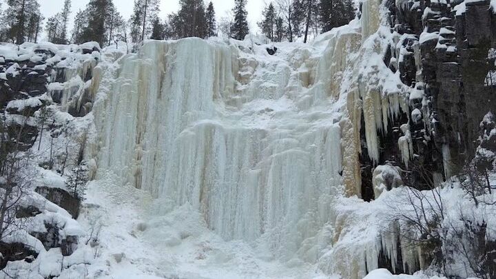 Rovaniemi: Korouoma Frozen Waterfalls Hike with Hot BBQ Lunch