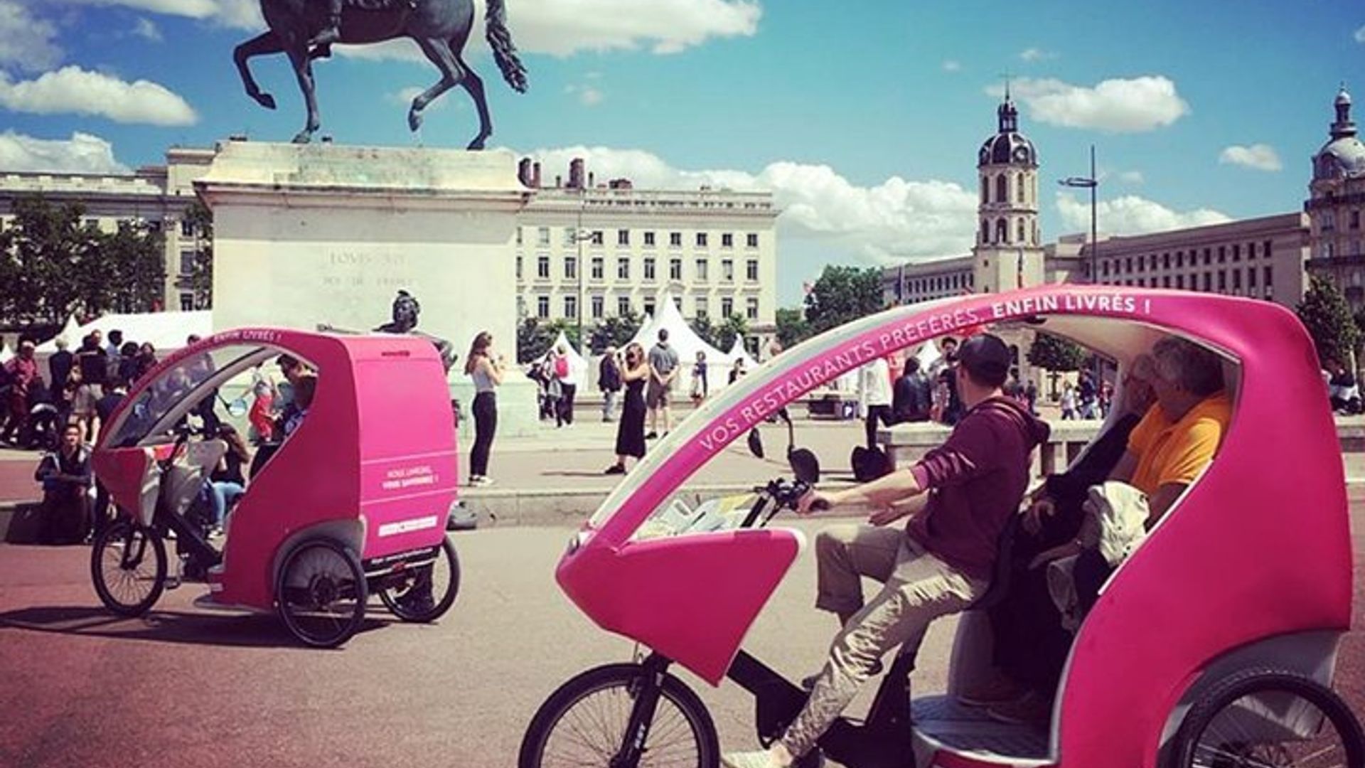 Excursion in old Lyon by bicycle taxi