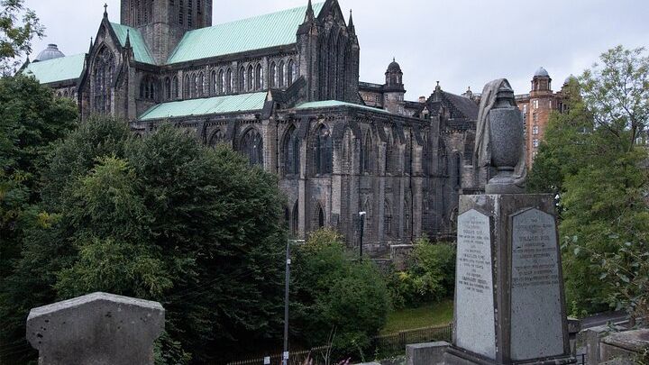 Glasgow Ghosts Haunted Walking Tour with Local Comedian