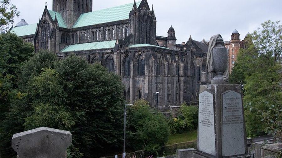 Glasgow Ghosts Haunted Walking Tour with Local Comedian