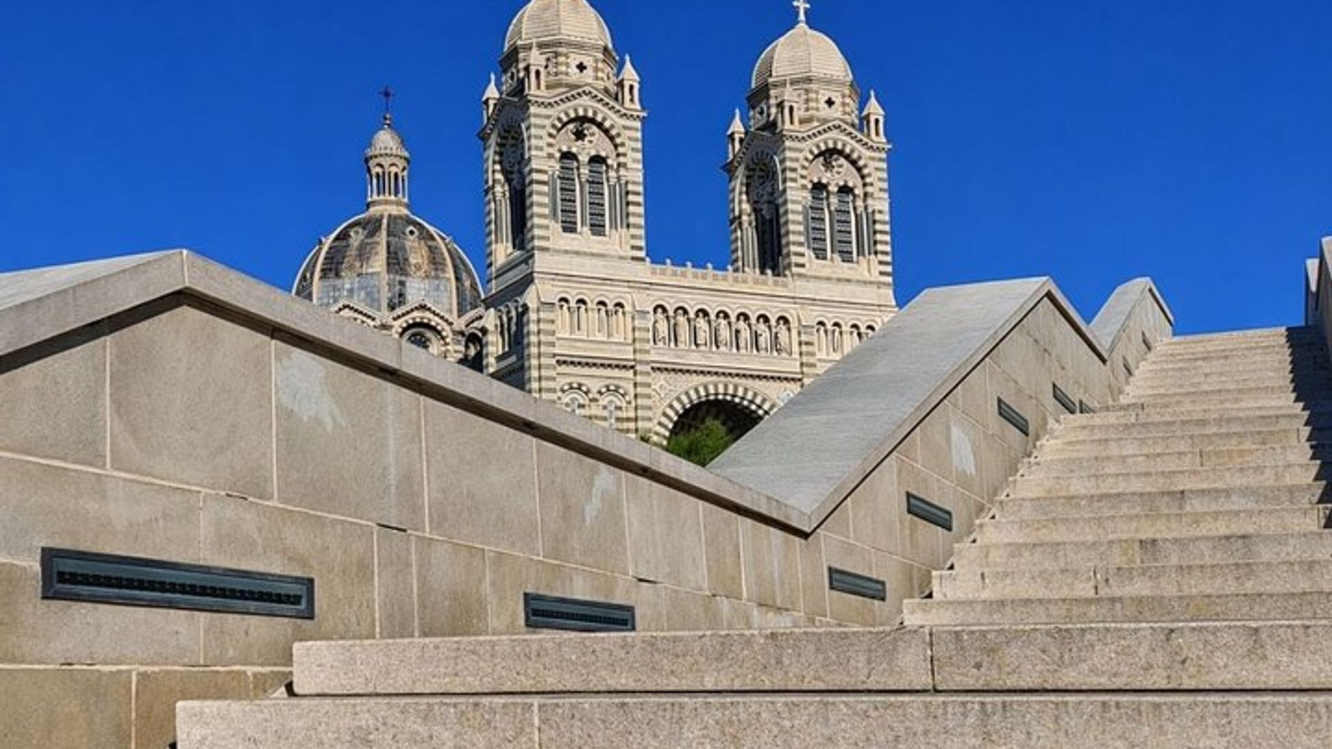 Marseille: Top Sights and Hidden Gems Guided City Walking Tour