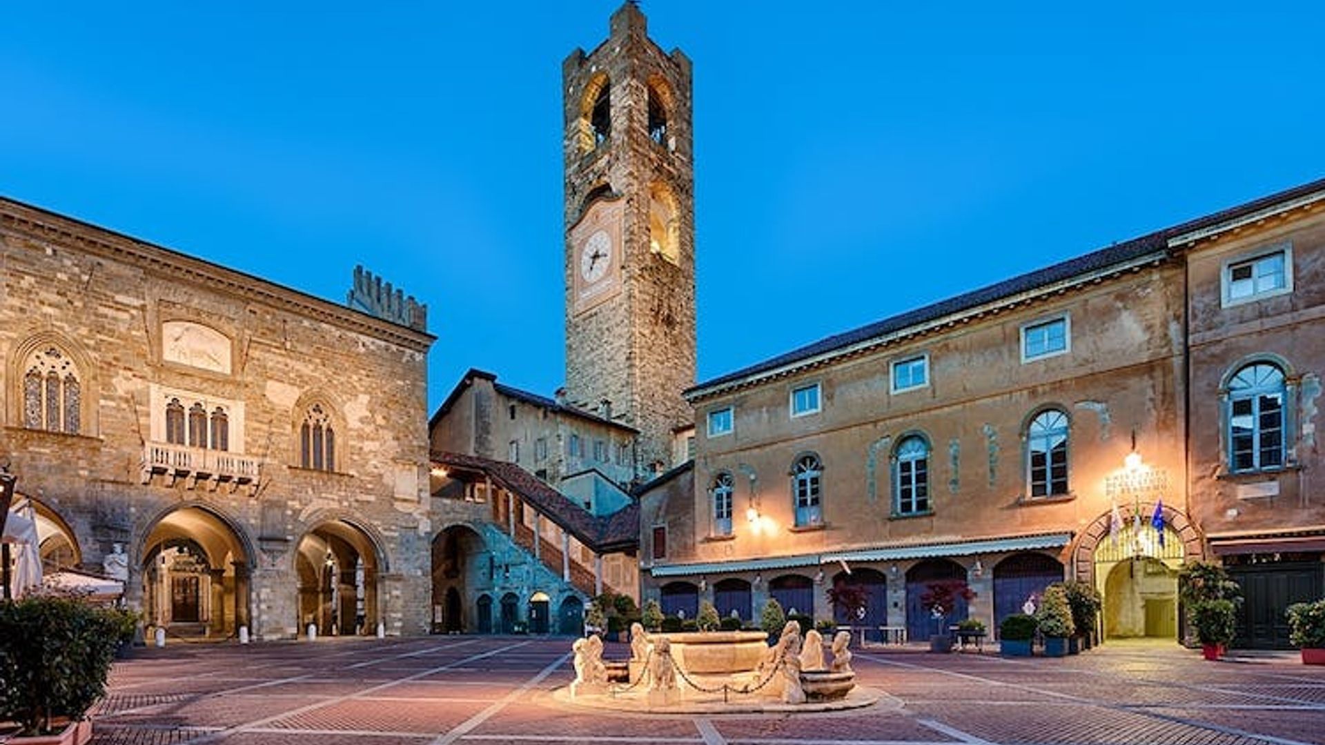 Bergamo private walking tour of the city center and Città Alta