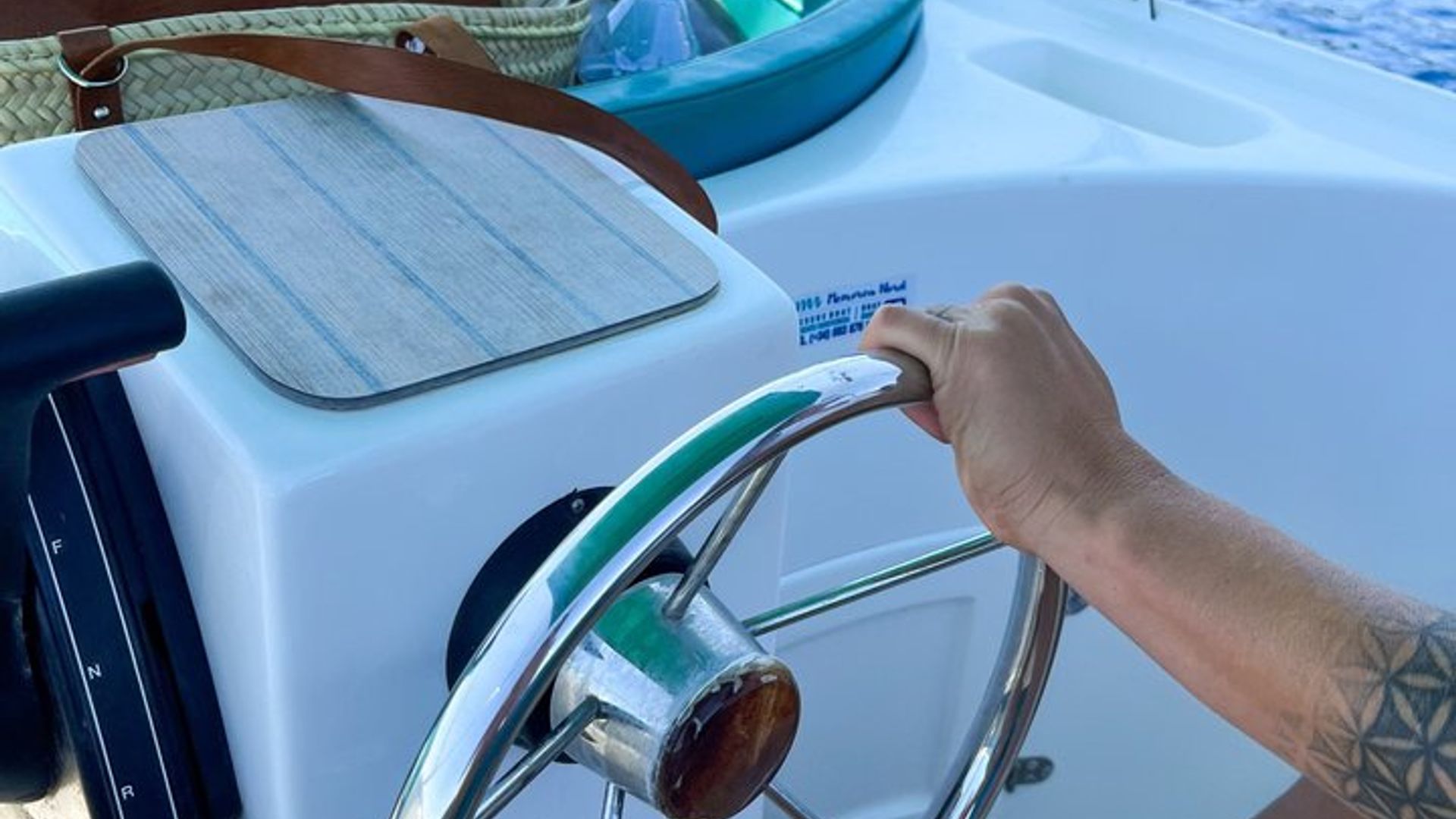 Alquiler de barcos sin titulación en el Puerto de Addaia