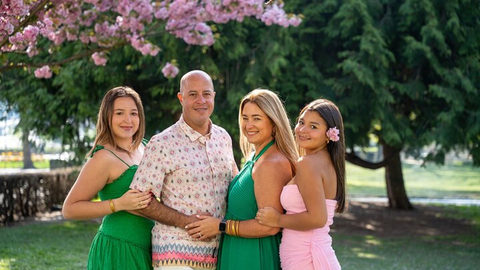 Séance photo à Paris avec photographe devant la tour Eiffel