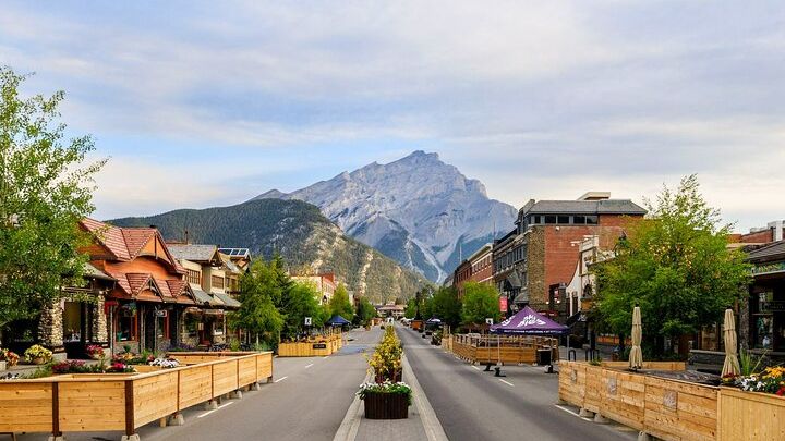 Calgary: Lake Louise and Moraine Lake Full-Day Guided Tour