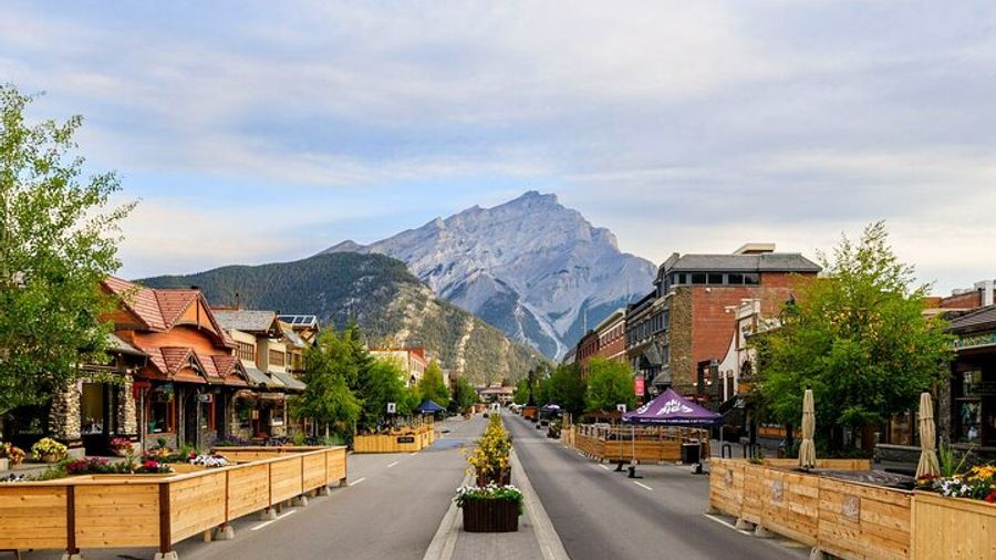 Calgary: Lake Louise and Moraine Lake Full-Day Guided Tour