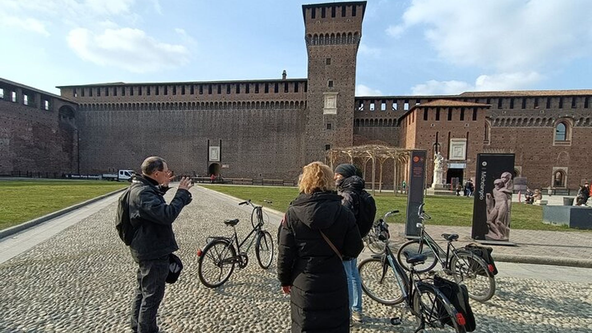 Destaques de Milão: Passeio de Bicicleta Guiado em Grupo Reduzido de Meio Dia