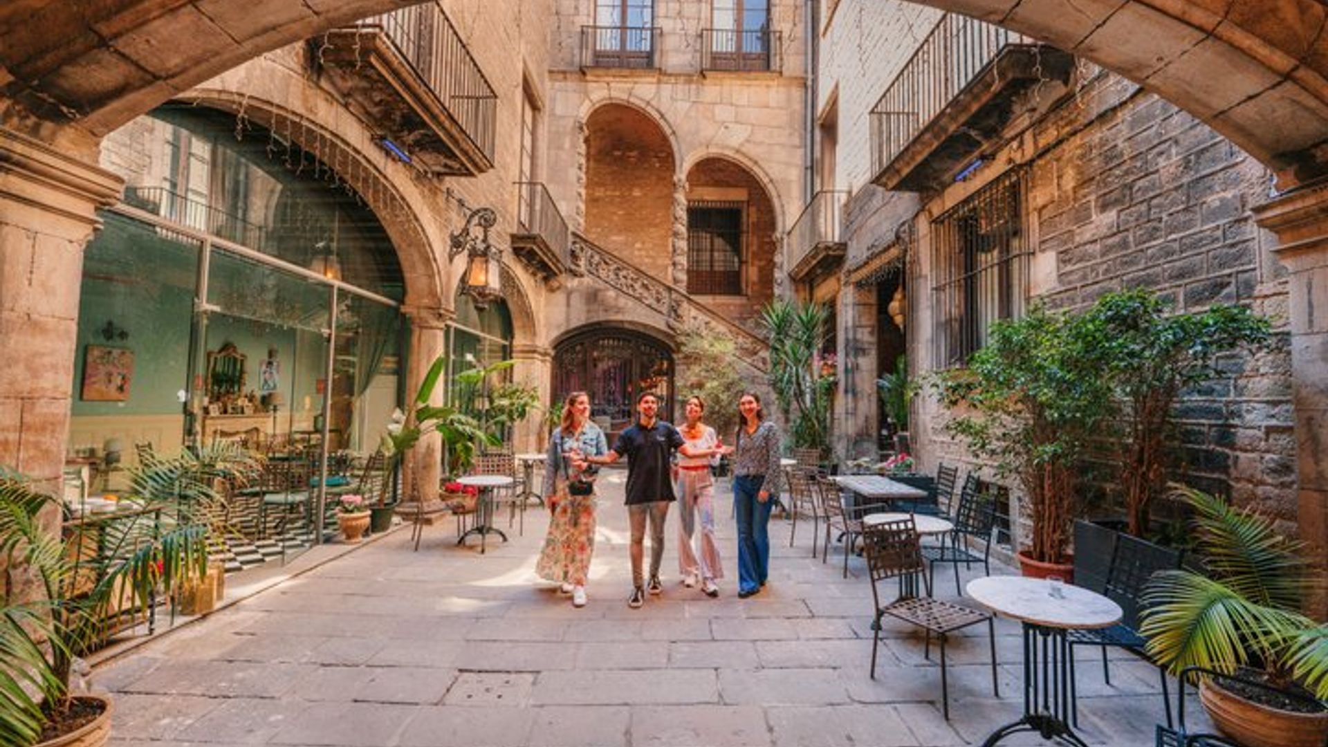 Barcelona: Montjuic, Cable Car, Harbour Cruise and Old Town Tour