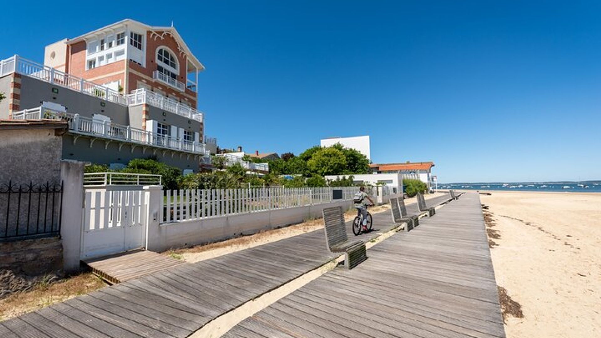 Arcachon 1.5 hour audio guided walking tour and 19 audio commentaries