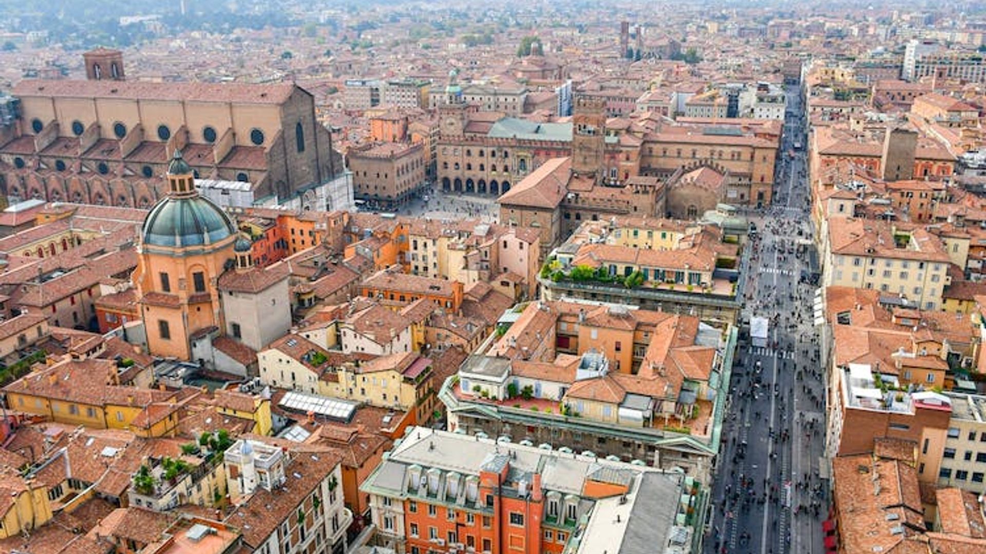 Bologna city center guided walking tour in French