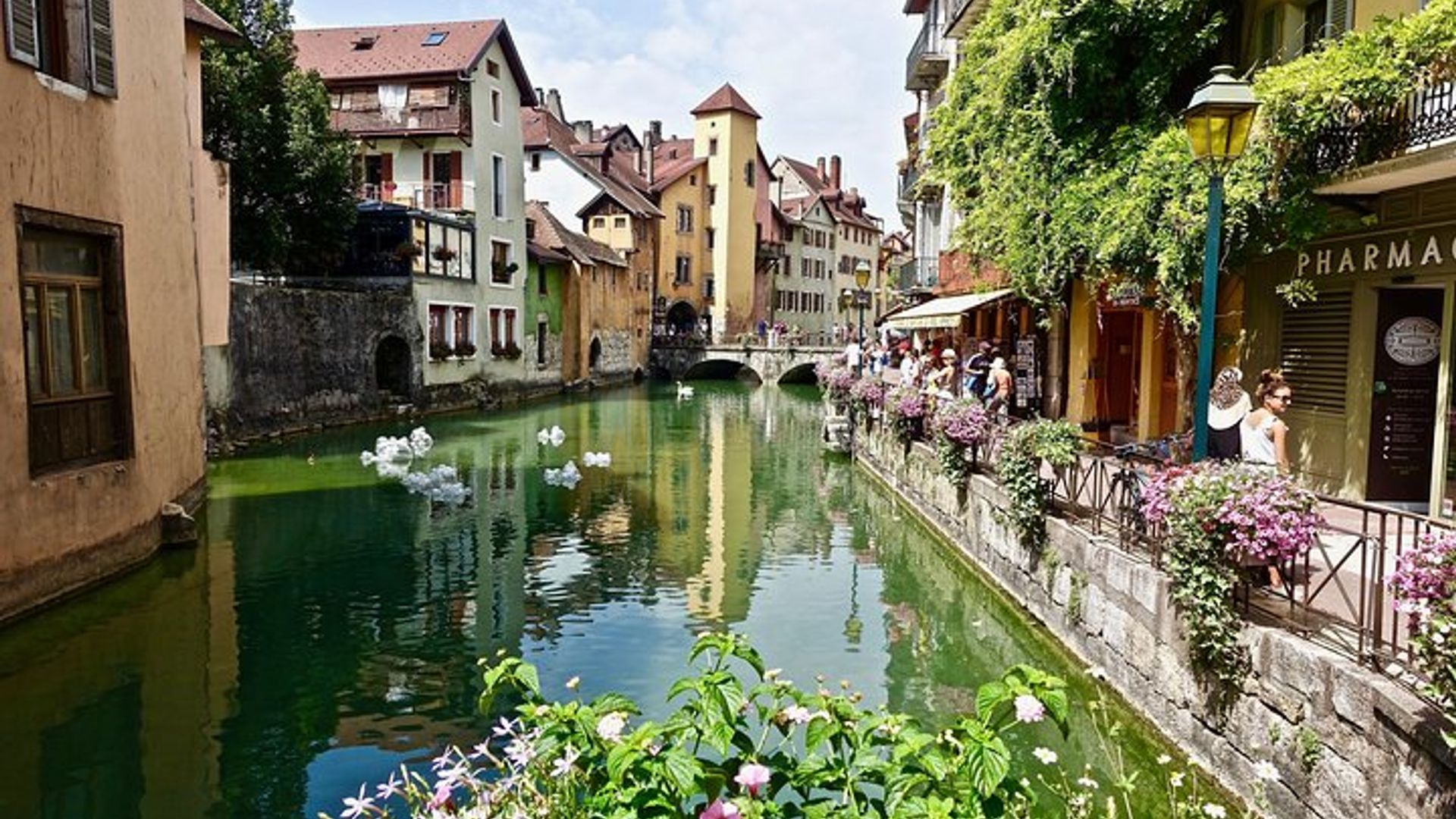 Annecy Village Half-Day Tour from Geneva with Palais de l'Isle