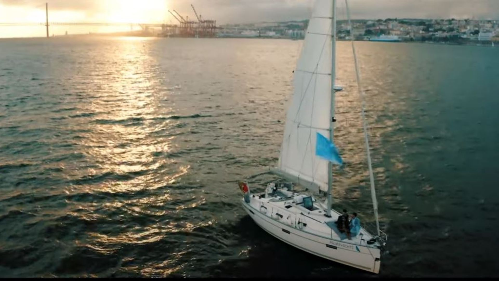 Lisbon Romantic Private 2h Cruise with sparkling wine