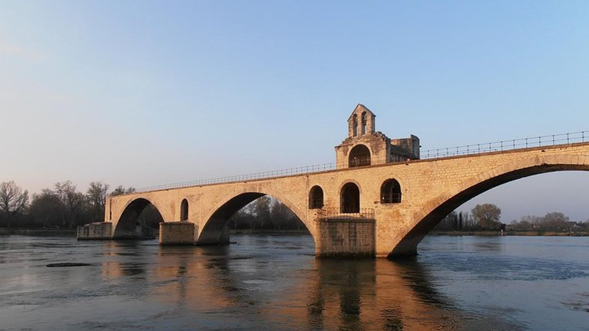 Private transfer by car: Marseille airport from or to Avignon