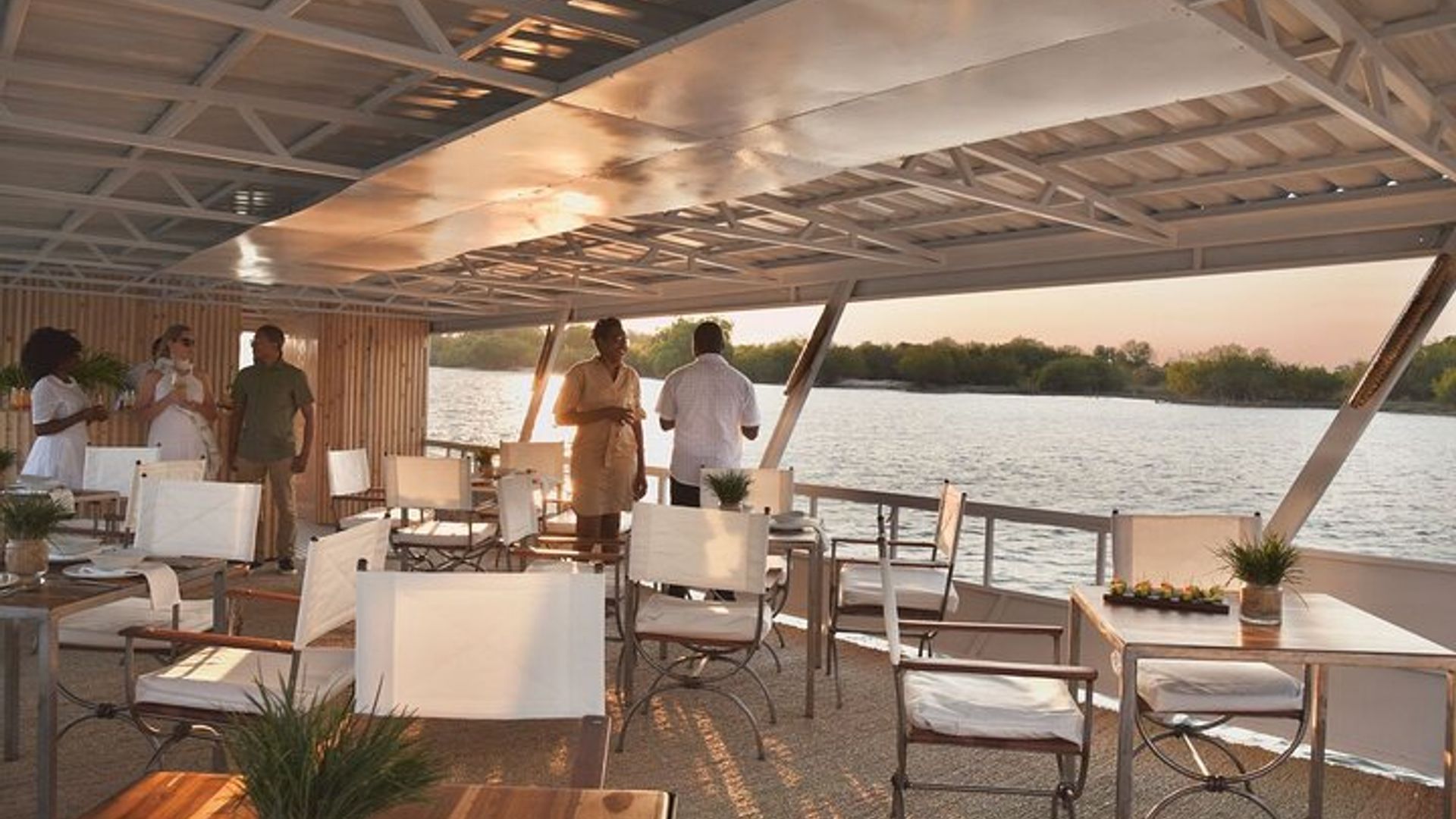 ล่องเรือรับประทานอาหารกลางวันที่ Zambezi Reflections