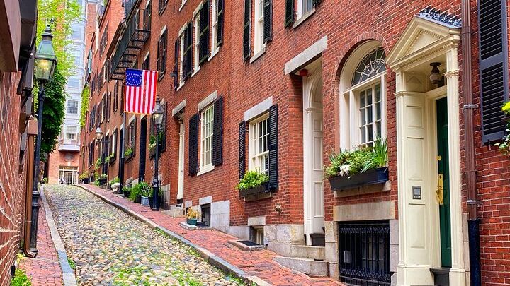 Boston: Beacon Hill Walking Tour with History and Photo Tips