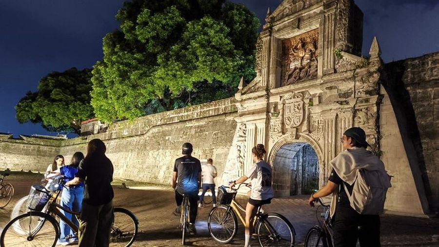 Intramuros Sunset Guided Tour by Bamboo Bike with Drinks