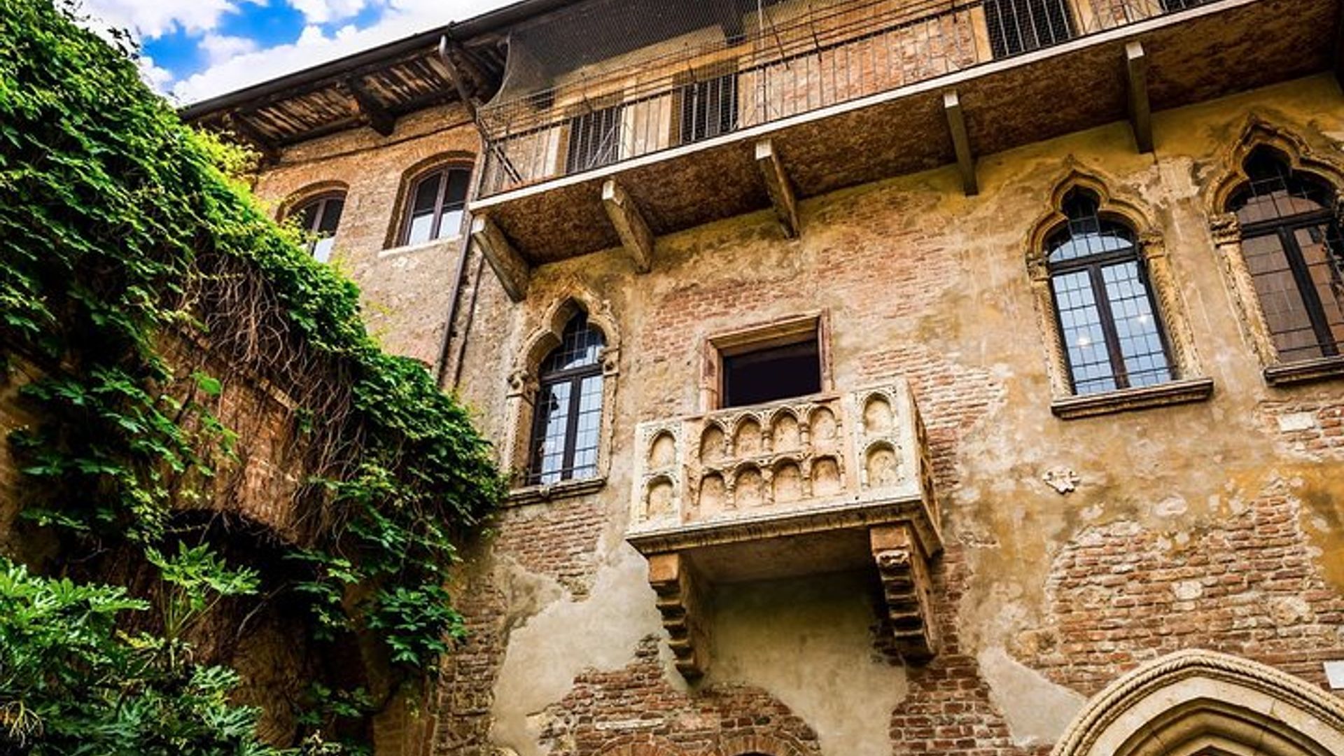 Verona Small Group Tour with Arena Access & Juliet's Balcony