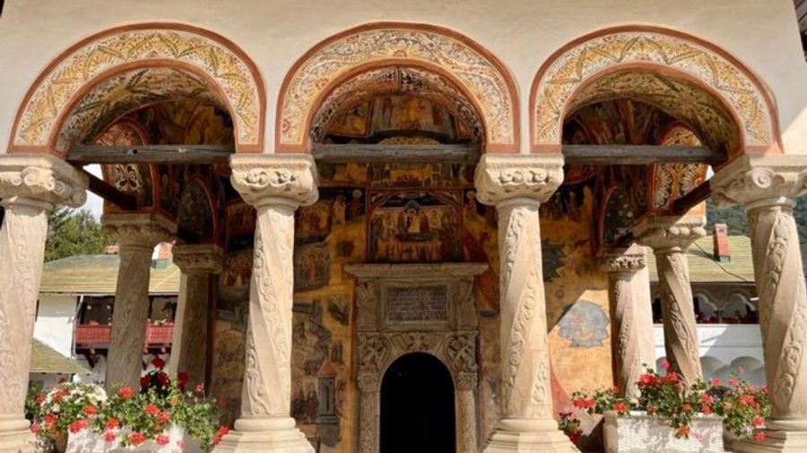 Peles Castle and Bran Castle Small-Group Tour from Brasov