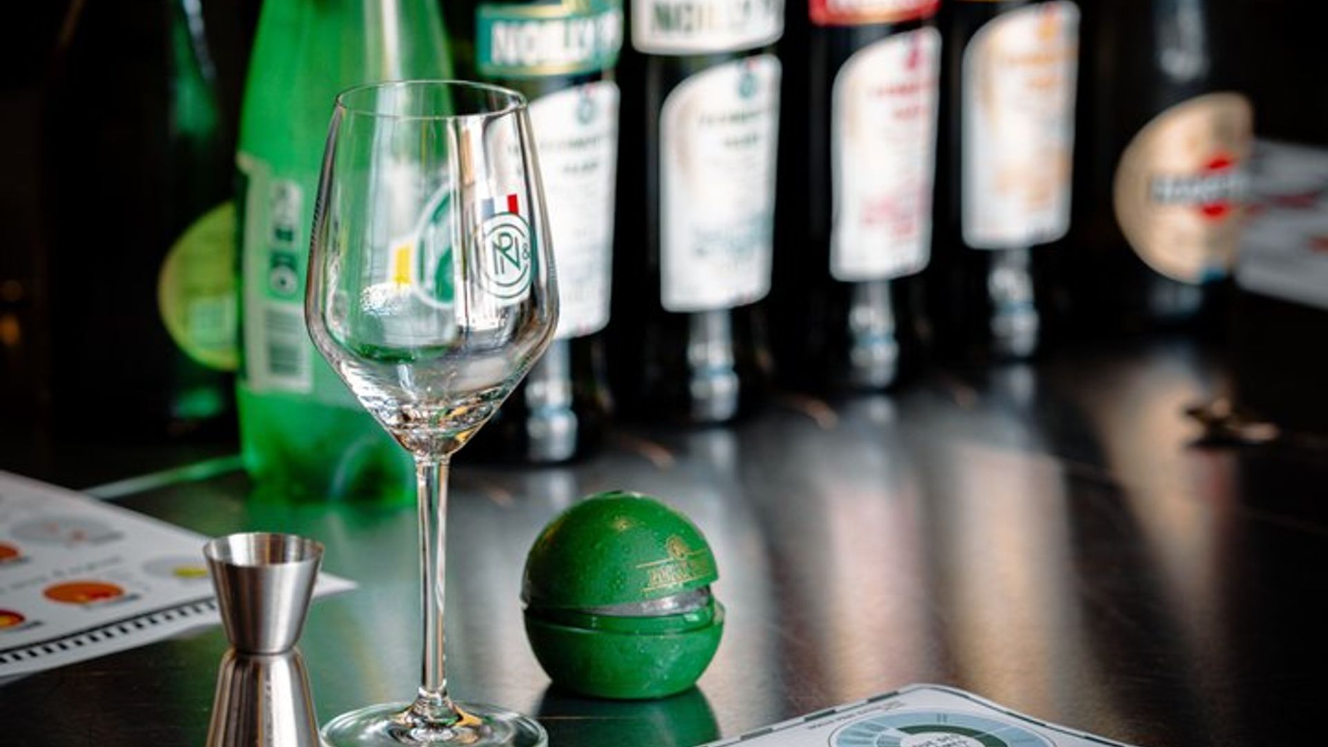 Meisterkurs für französische Wermutcocktails im La Maison Noilly Prat in Marseillan