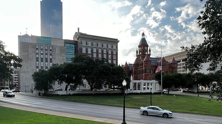 80-Minute JFK Assassination Walking and Van Tour