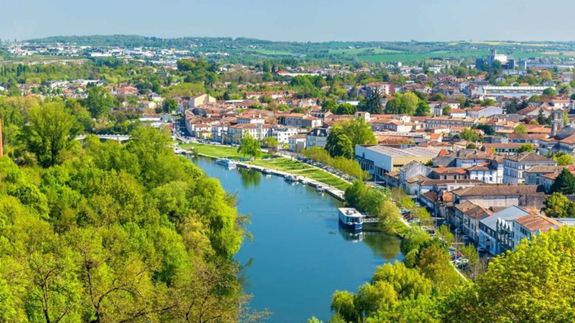 Hello Angouleme: Private 2-Hour Intro City Walk with Local Guide