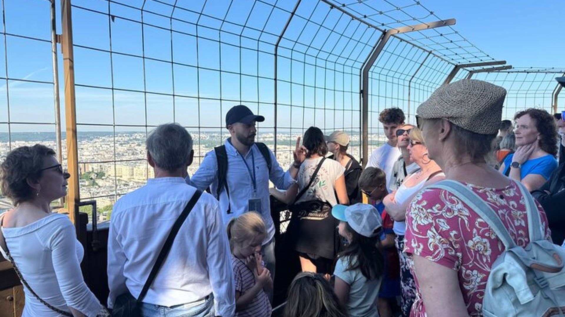 Paris : Visite guidée de la Tour Eiffel par escalier avec sommet facultatif
