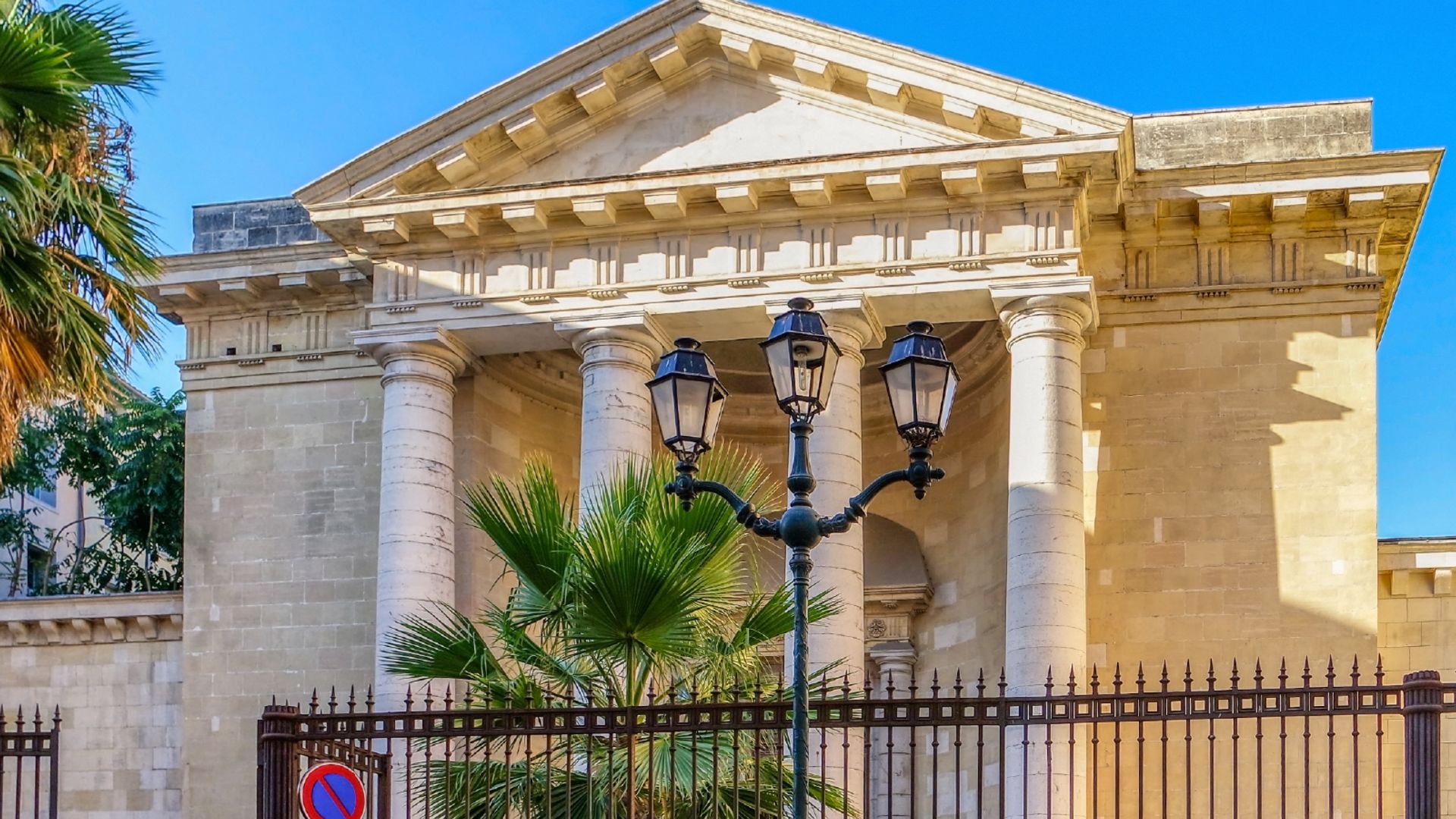 Toulon: Audio guided walking tour (1h50 - 19 audio comments)