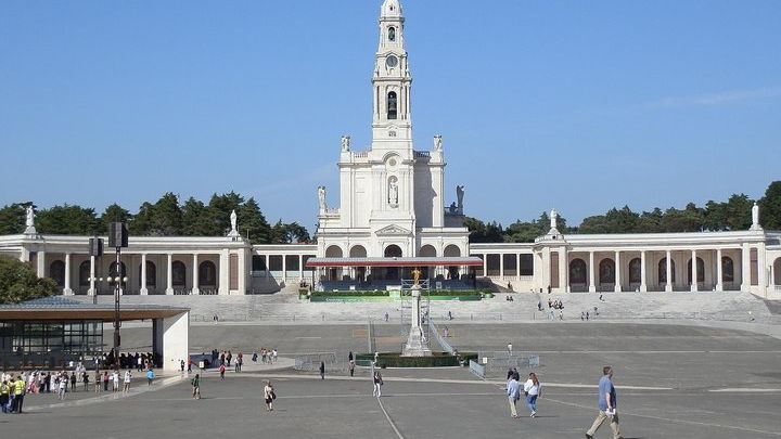 Lisbon Private Tour to Fatima, Batalha, Nazare, and Obidos