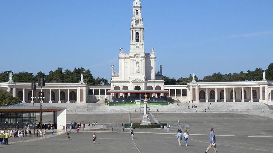 Lisbon Private Tour to Fatima, Batalha, Nazare, and Obidos