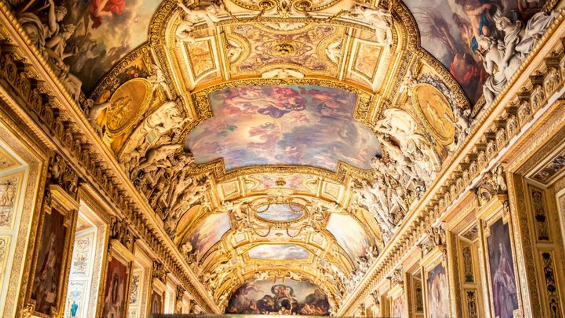 Louvre Museum : Exterior Walking Tour and Skip-The-Line Entry