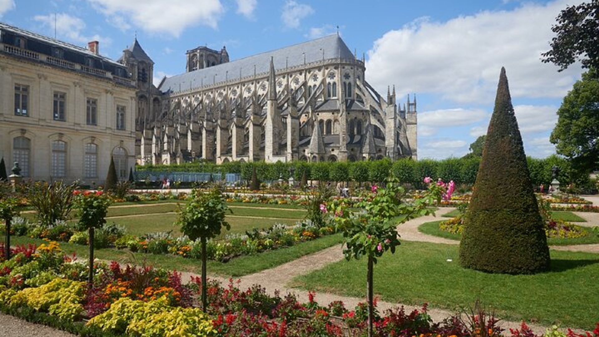 Bourges Walking tour 1h20 and 22 audio commentary
