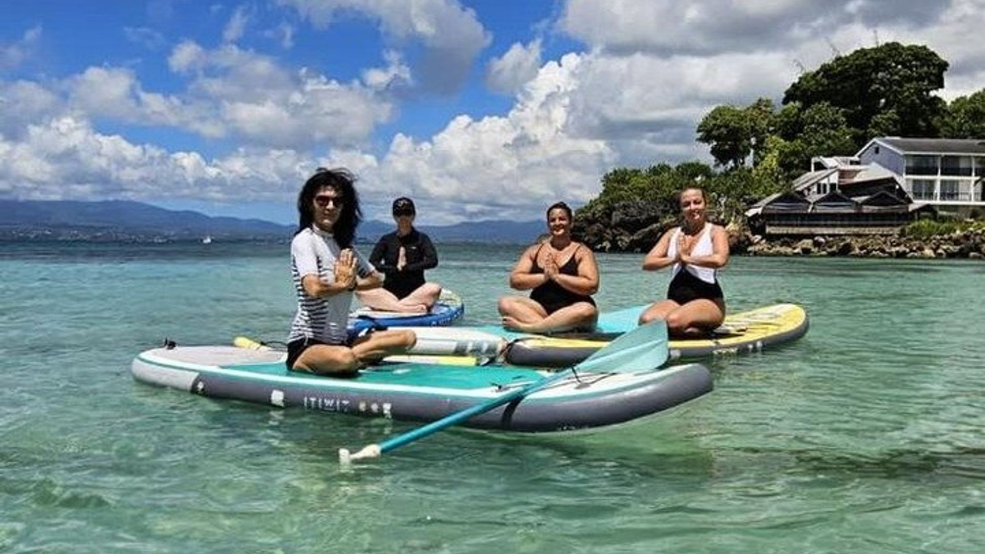 Yoga Paddle Aqua Zen, yoga en una alfombra flotante en relación con la naturaleza!