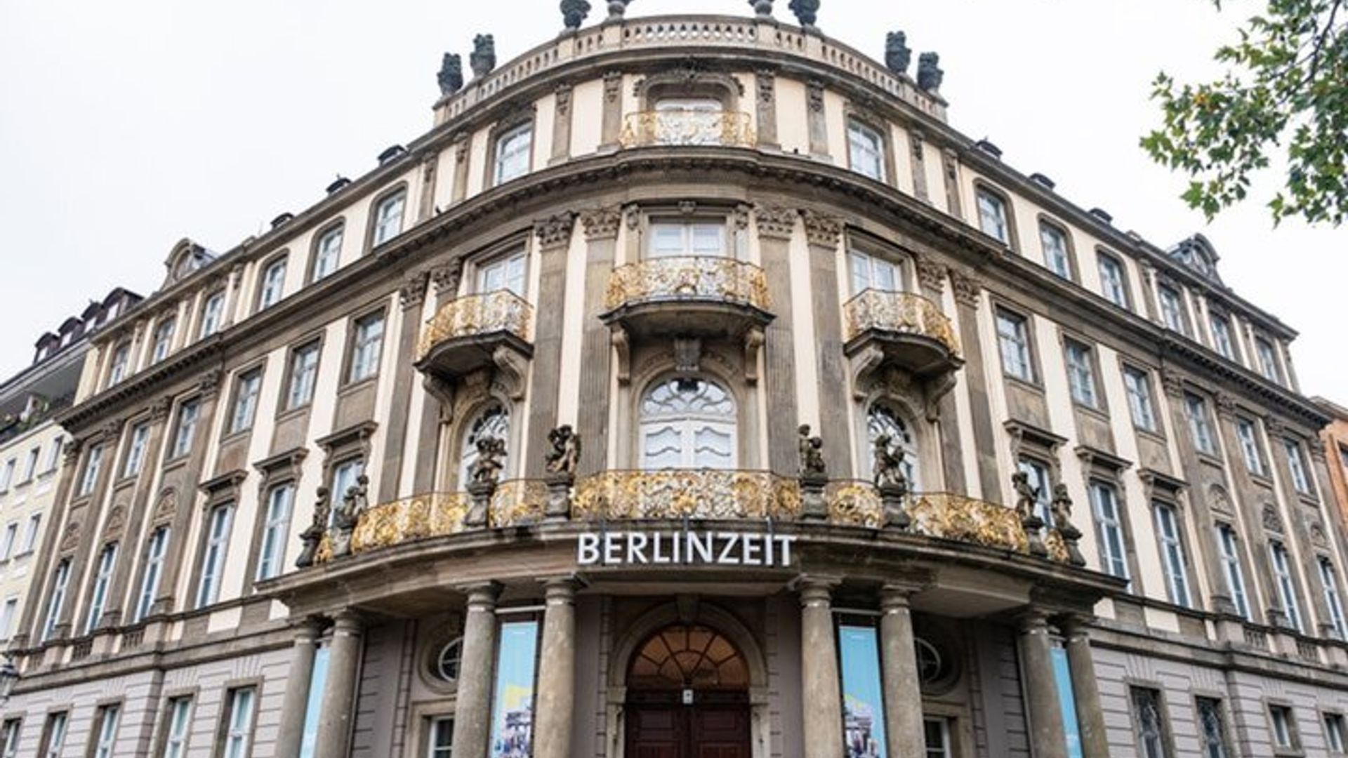 Historic Christmas Walk in Nikolaiviertel Berlin