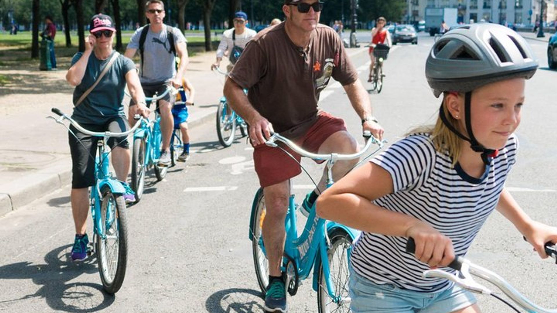Paris Highlights Bike Tour with Eiffel Tower, Louvre and Notre-Dame