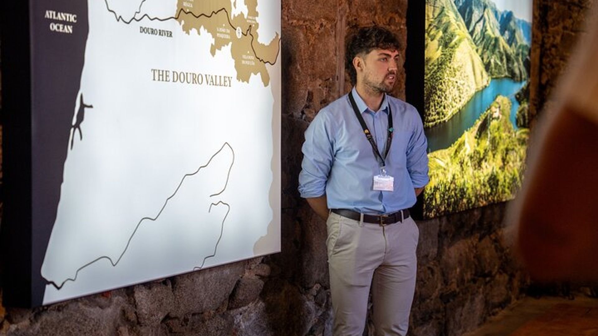 Tour a Pé de Meio Dia no Porto com Visita a Caves de Vinho do Porto e Degustação