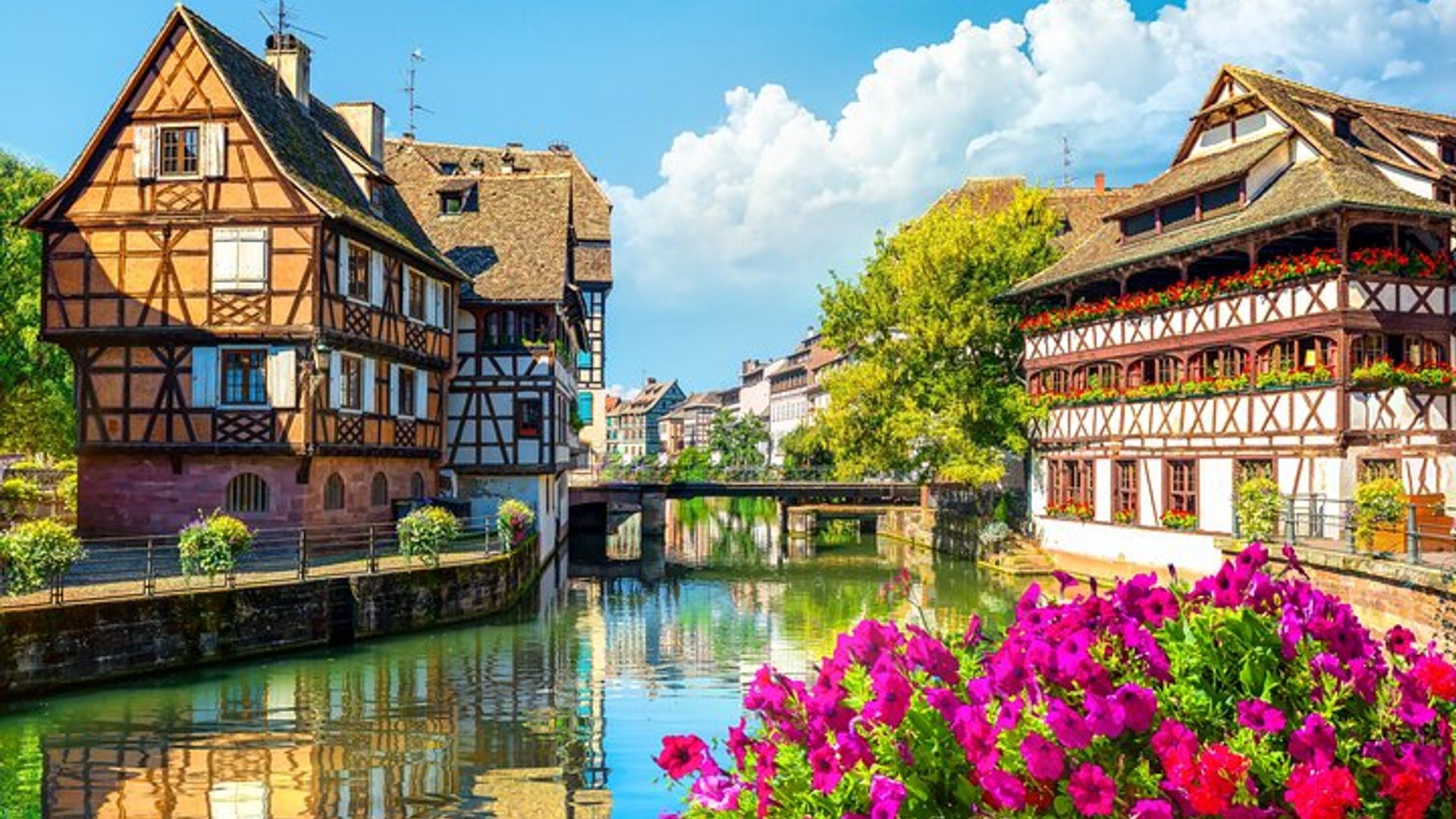 Private transfer: Brussels to Strasbourg with 2h Sightseeing stop